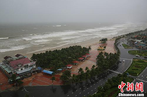 資料圖：2017年11月5日，越南峴港某處海灘風(fēng)雨交加。